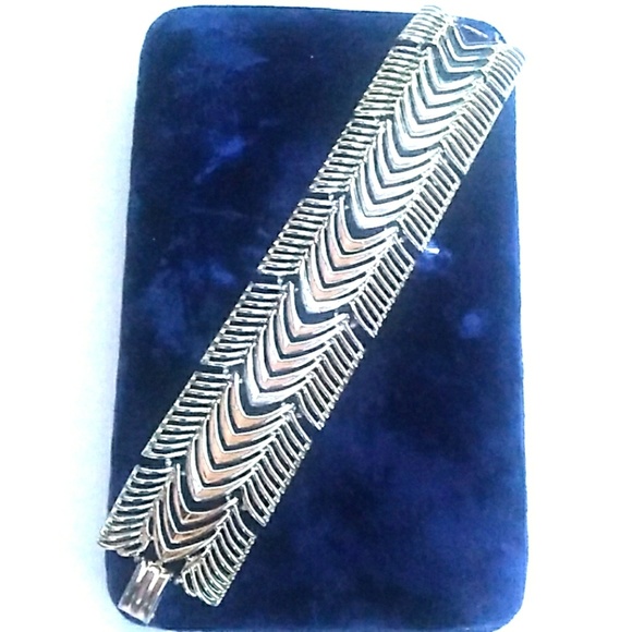 Vintage Jewelry - MIDCENTURY Coro Pegasus Chevron PanelLink Bracelet